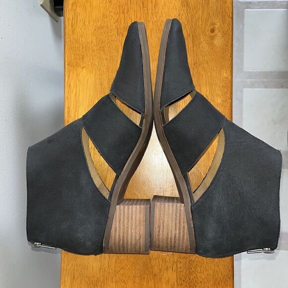 LOVELY LIKE NEW LUCKY BRAND RALWAN BLACK LEATHER CUTOUT BOOTIES SIZE 11 (Euro43) - Picture 6 of 11